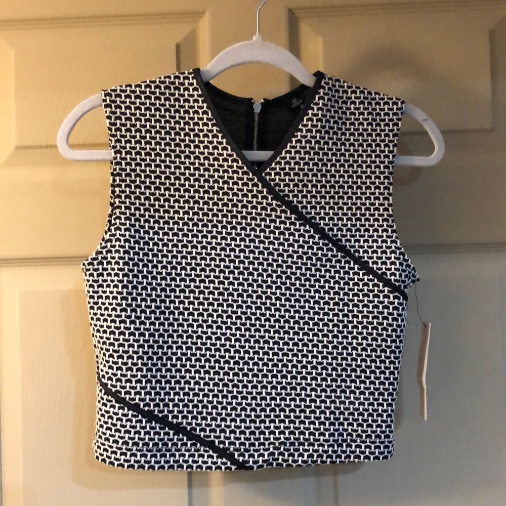 Ladies blk/Wht sleeveless top-Sz.MEDIUM NWT